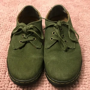 Dr Martens gröna tygskor -  lite slitning på skosnören och av någon anledning har dom mitt namn skrivet på insidan, förutom det i gott skick!