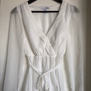 Vit omlottklänning - Vit omlottklänning med knytband från Nelly.com! 🥰