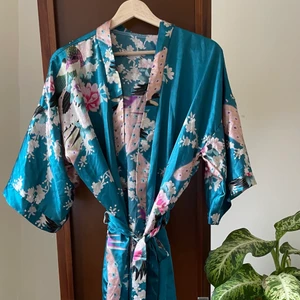 Kimono - Står ej storlek men skulle säga onesize, otroligt fint fall, bra kvalitet och bekväm, känns som siden/silke men står ej material