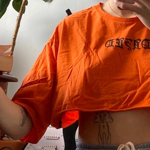 Dazed croptopp - Orange croptopp med text ”DAZED” 