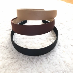 Tre diadem - Tre stycken diadem, ett beigt, ett brunt och ett svart. Säljer alla för 25kr eller 10kr styck🤗