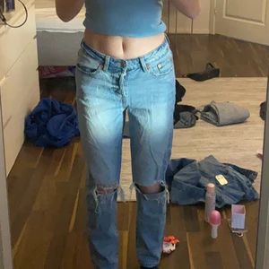 jeans  - ett par lågmidjade jeans  från lager 157, aldrig kommit till användning. jag på bilden är ca 160. Storlek XS.