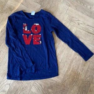 Lindex  - En blå bommulströja med paljetter tryck! 