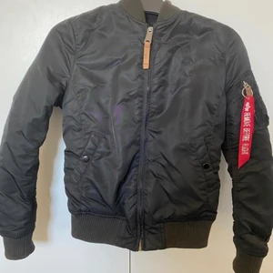 Alpha infustries jacka storlek XS - Något rödaktigt pga solen. Bud startar från 10kr 