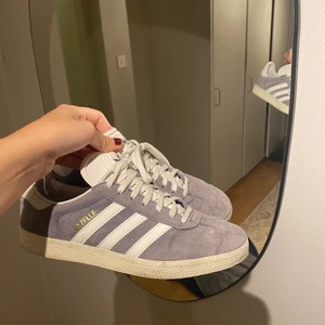 Adias sneakers - Adidas sneakers modell gazelle, i en blå grå färg✨ inprincip aldrig använda. Säljer för de är för små💜 
