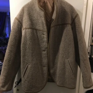 Varm MalliMari ullkofta/jacka  - Detta är Finsk kvalitets hantverk som kommer garanterat hålla dig varm under vinterkylan. 