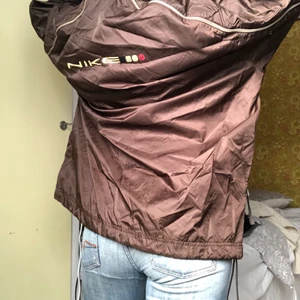 Nike regnjacka - Regn/vind-jacka från Nike. Sitter väldigt oversized på mig som är xs/162cm lång. Så snygg och skön att röra sig i men kommer inte till användning! Möts upp i Göteborg eller så står köparen för frakt✨😍