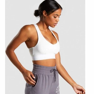 Gymshark sport-bh  - Slutsåld ljusgrå sport-bh i strl S från Gymsharks Legacy Fitness kollektion. Aldrig använd, endast testad. Finns mesh på baksidan och uttagbar vaddering. Säljer pga fel storlek. 