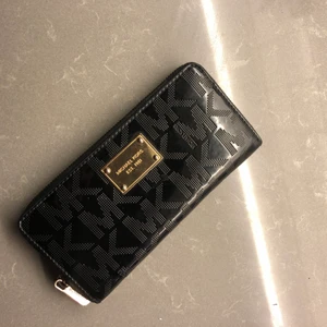 Michael Kors plånbok - Säljer denna snygga plånbok från Michael Kors. Använd med försiktighet och är i mycket bra skick, förutom några repor på framsidan. 