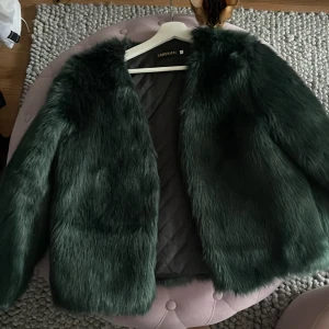 Jacka  - Strl M något mörkgrönare i verkligheten spårbart 99kr 