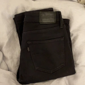 Levis 721 skinny jeans - Svarta levis 721, W27 L34⭐️✨ Nypris: 999 kr                Passar långa ben, och är väldigt sparsamt använda! Köparen står för frakten. 