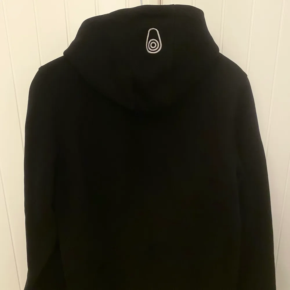 Säljer denna helt oanvända hoodie som jag köpte för cirka ett halvår sedan men ej kommit till användning alls.  Nypris ligger på:899kr.  Den är köpt från Kidsbrandstore och storleken är 170 vilket motsvarar S i vanlig storlek. . Hoodies.