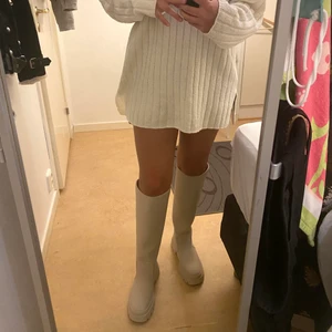 Beige höga boots/stövlar - Säljs pga att de är för tajta runt foten på mig. De är helt oanvända och endast testade 1 gång. !!!Små i Stl om du har bredare fötter!!!