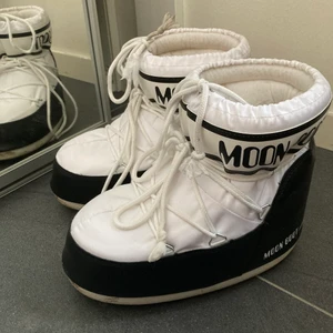 Moonboots - Ett par moonboots i den låga modellen som är använda högst 3 gånger då jag köpte fel storlek. Skicket är alltså väldigt bra. Köpte dem för 1300 kr. 