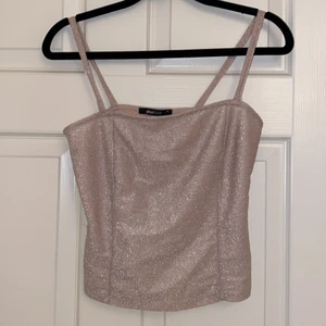 glitter topp  - Ett rosa glittrigt linne, glittret fäller inte av sig.