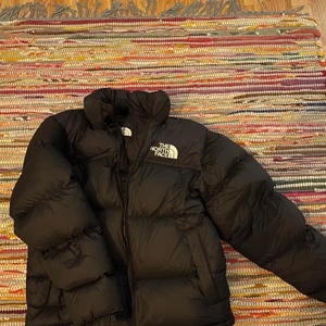 North Face Jacka - Säljer nu min jättefina nästan helg oanvända north face jacka!! Säljer då den inte kommer till användning! Den är i storlek S i herrmodell!!! Den sitter jättefint och den är perfekt nu till vintern🙏🏻😘😘 Köpte den förra året för 3400kr, inga skador!!! Kör direkt för 2000 inklusiver frakt!