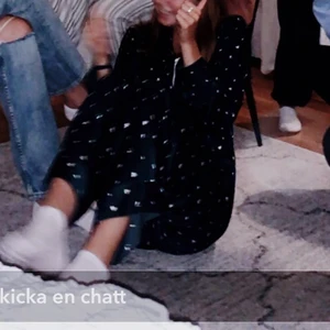 VÄRLDENS mysigaste finaste pyjamasset - Så sjukt fint och mysigt pyjamasset i satin/silkes material från Bik Bok i storlek S. Älskar detta så mycket! Tyvärr har byxorna alltid varit lite för korta för min smak så de används sällan. Lite resor i midjan så de sitter bra. (Frakt 66kr om du vill ha spårbart paket) 💞💞 köparen står för frakt