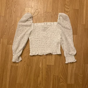 Blus från H&M / blouse from H&M  - It’s very stretchy and comfortable and not very see through 