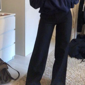 Randiga kostymbyxor! - Randiga kostymbyxor i fint skick! Lite fransiga längst ned pga avklippta, men fortfarande väldigt långa!❤️