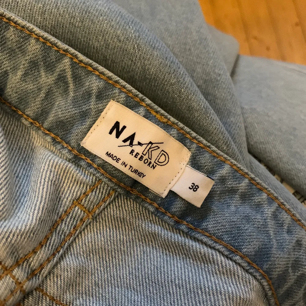 Säljer dessa snygga ljusblå jeans från NA-KD i storlek 38❣️Har sytt in dom i benen för jag tyckte dom var lite för vida. I bra skick, sparsamt använda✨Säljer för 150kr plus frakt, skriv om du har nån fråga💓. Jeans & Byxor.