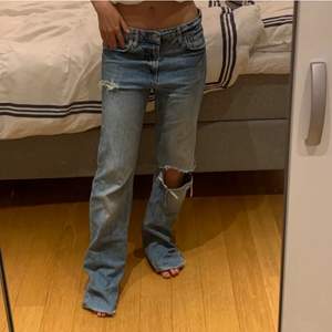 Säljer dessa populära jeans från Zara som inte finns att köpa längre. Sparsamt använda. Notera att det inte är min bild så de ser inte exakt likadana ut. Kom privat för fler bilder.Buda i kommentarerna!❣️❣️