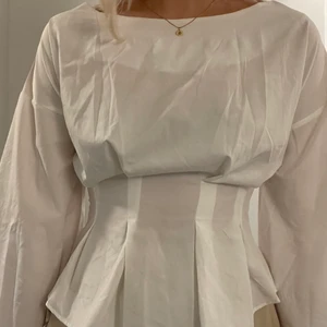 Topp - Så fin topp/skjorta med fin midjemarkerande detalj!🥰 Använd max 2 gånger! Frakt inkluderad i pris! 66kr frakt