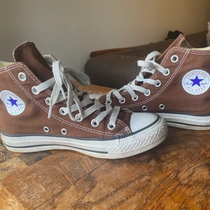 bruna converse 36.5 (37-38) - mina favoritskor som blev för små efter några veckor. Endast använda 3 gånger. Jag har storlek 39 och dessa är snäppet för små för mig. Passar nog 37-38 egentligen.
