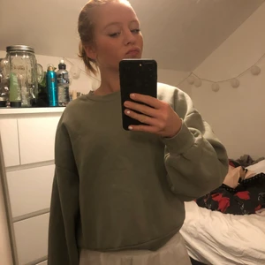 Grön sweatshirt - Säljer min fina gröna sweatshirt från ginatricot eftersom att den inte kommer till använding. Bra skick. Varm och skön.