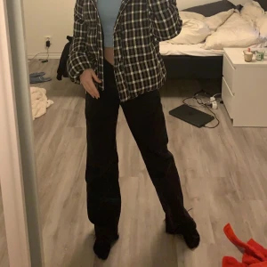 Zara jeans - Snygga Jeans från zara passar mig perfekt som är ca 170, knappt använda, säljer då jag bytt stil en del:)