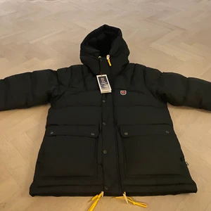 Helt ny Fjällräven jacka  - Svart Fjällräven down lite jacka storlek m (herr), inköpt  häromdagen och precis uppackad. Tyvärr är den för stor (för den som den är köpt till) så testar att sälja den för butikspris innan jag skickar tillbaka den. 