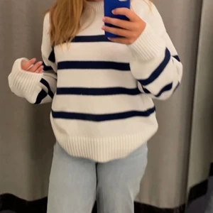 S - Super snygg trendig tröja!!🤍🤍🤍Frakt står köpare för