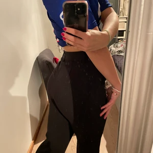 Svarta kostymbyxor  - Säljer dessa kostymbyxor med en högmidja och skön passform. 