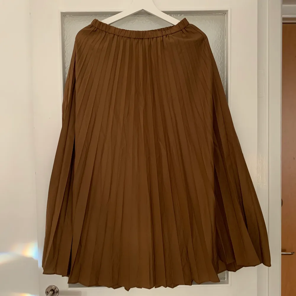 Söt kjol från Uniqlo, knappt använd inga defekter! Skickas mot fraktkostnad 💛. Kjolar.