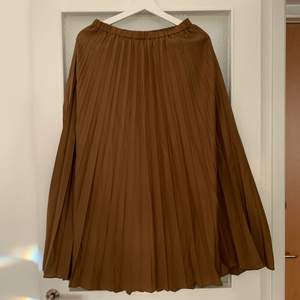 Söt kjol från Uniqlo, knappt använd inga defekter! Skickas mot fraktkostnad 💛