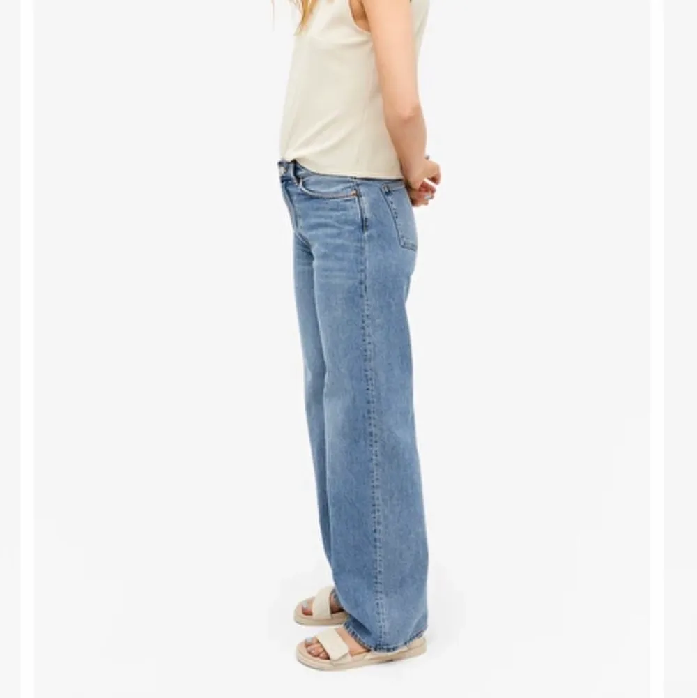 Säljer dessa Yoko jeans från Monki🤍 storlek w25 och avklippta i benen så passar ca 165 🤍. Jeans & Byxor.