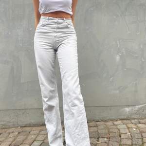 Grå ZARA full-length Jeans.💙💙 midjemått insida: 71 cm Innerbenslängd: 92 cm. Modellen på bilden är 174 cm lång. 