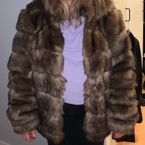 Jacka i fuskpäls stl S - Använd ett fåtal gånger. Ursprungligen från Nelly, ord pris 999 kr om jag inte minns fel. Fint skick! Priset kan diskuteras.