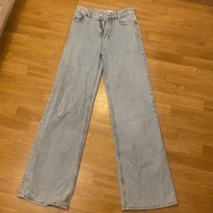 Zara jeans - Säljer dessa super snygga ljusblåa högmidjade zara byxor, storlek 36, ca 70cm midjemått 😊 
