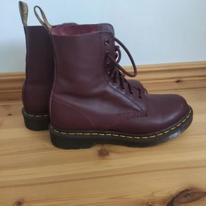 Dr. Martens Pascal oxblod - Dr. Martens Pascal i färgen oxblod! Superhäftiga och endast använda ett fåtal gånger, därav i mycket fint skick ☀️