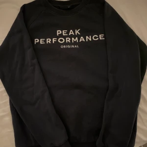 Peak Performance Tröja - Storlek 160 motsvarar (XS/S) i gott men använt skick. Säljes pga uppgradering i garderoben🙏 Unisex (både för tjej och kille). Köpare står för frakt🙏