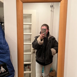 & Other stories jacka - Svinsnygg vinterjacka från stories! Säljer för 500kr om det är snabbaffär! Den köptes förra vintern, storlek 34 men passar 36-38 (jag har 36-38). 