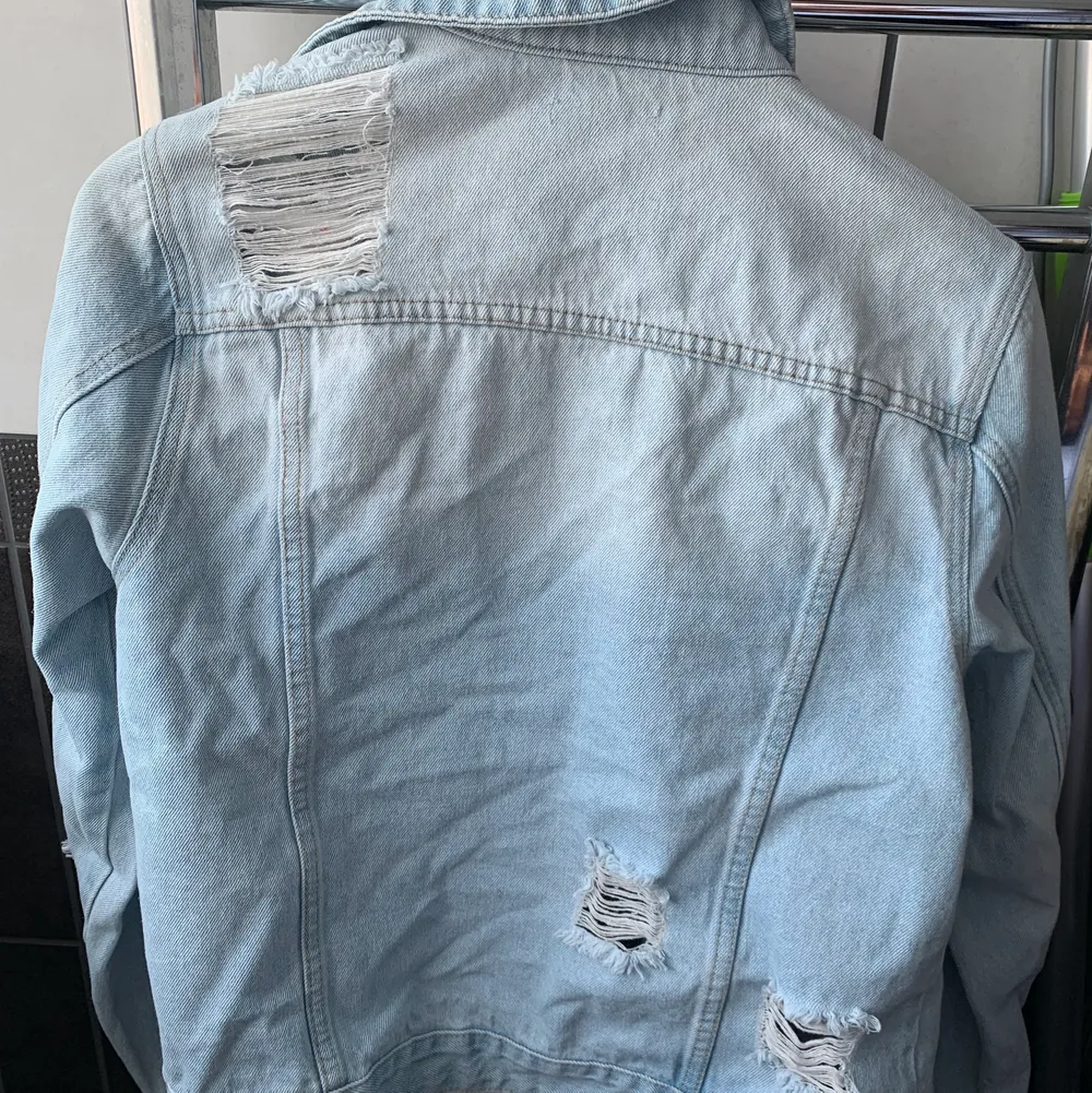 Säljer denna super snygga jeans jackan med slitningar köpt på Fashion Nova. aldrig använd! Ny pris 600kr.. Jackor.