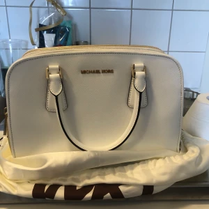 Michael kors väska  - Jätte fin Michael kors väska som jag fick i present men aldrig använt då den inte är min smak 🙈 bilder och serie numret så ni vet att den är äkta skickas till den som är intresserad 