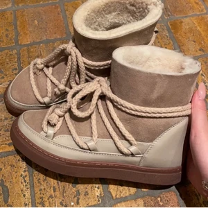 Inuiikis - Super fina inuiikis som oanvända förutom att ena bandet är lite slitet och de är en liten sak som är sönder på sidan men det går att fiksa.