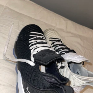 Lebron 16 equality Basketskor stl 41 - Skorna köptes för en månad sedan men jag säljer dem pga av att jag fick hem fel storlek. Endast testade en gång så skorna är nästan som nya. Boxen finns ej kvar. Priset jag köpte skorna för var 1,600kr, säljer dem för 1,250kr