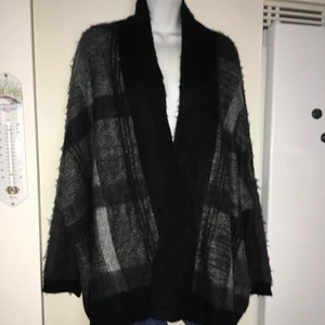 True religion kofta i stl M/l - Mycket varmt och skönt kofta från märker: true religion . Model är ” We-live- in- black”