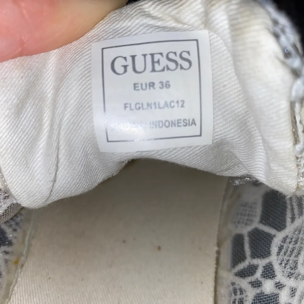 Säljer mina vita sneakers från guess. De är i ett genomskinligt tyg och går lätt att tvätta med vanish mm. Skorna är i storlek 36. Hör av dig om du vill ha flera bilder och köparen står för frakten.🤍. Skor.