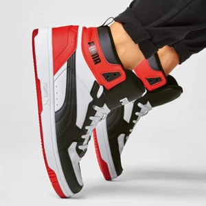 Röda Sneakers - Röda sneakers från puma storlek 36