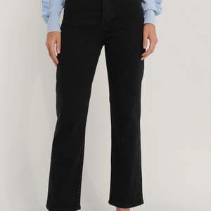 Svarta jeans från NA-KD, sparsamt använda och lite hödmidjade. Storlek 36, skriv för fler bilder:)köpare står för frakt. Går över skon för mkg som är ca 170