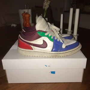 Jordan 1s - Jordan 1 low multi-color. Ganska slitna/använda (skicka ett meddelande för fler bilder) köpte för 1000kr. Lådan har tejpmärken tyvärr:(